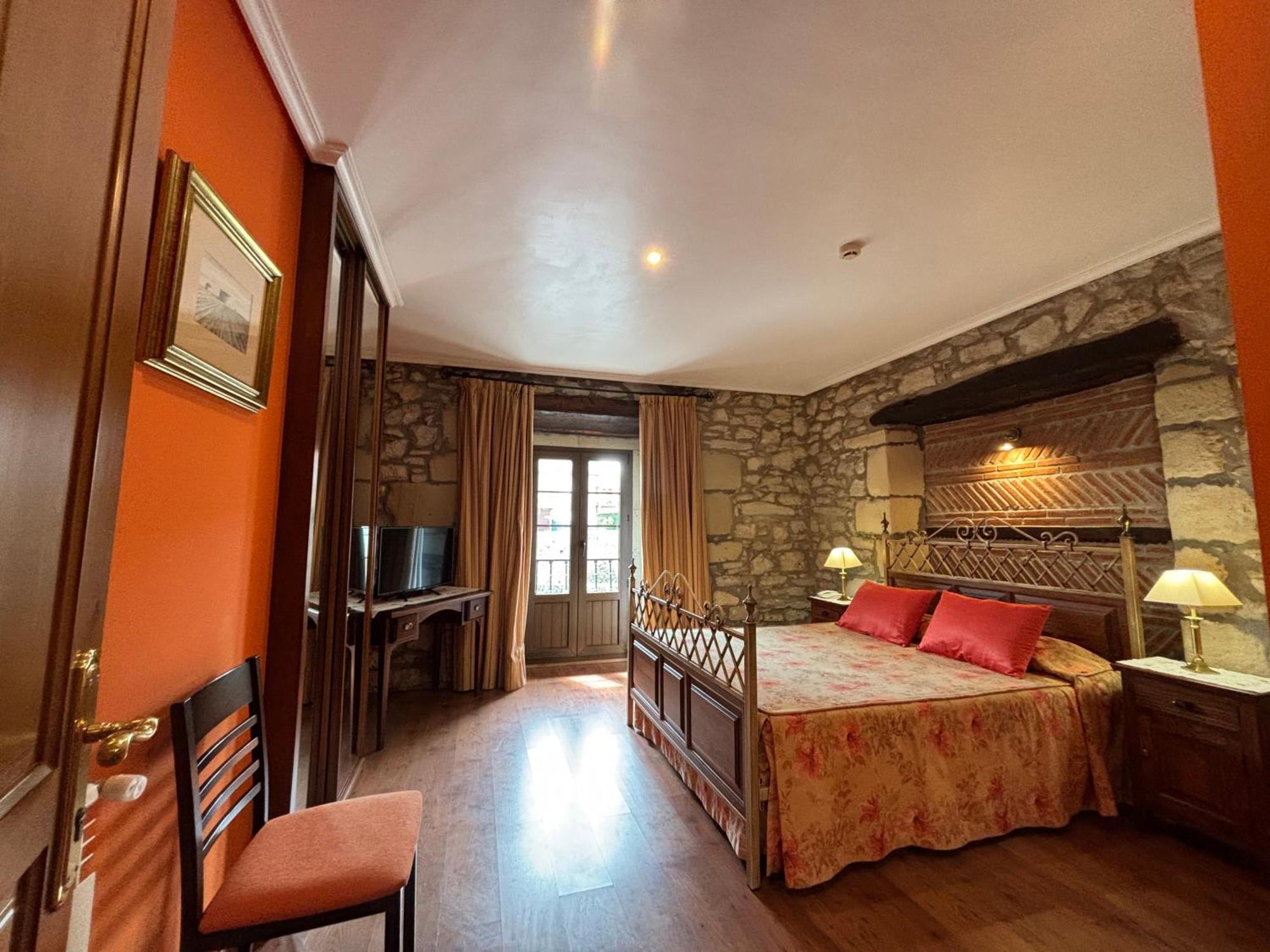 Hotel Casona Los Caballeros Santillana del Mar Extérieur photo
